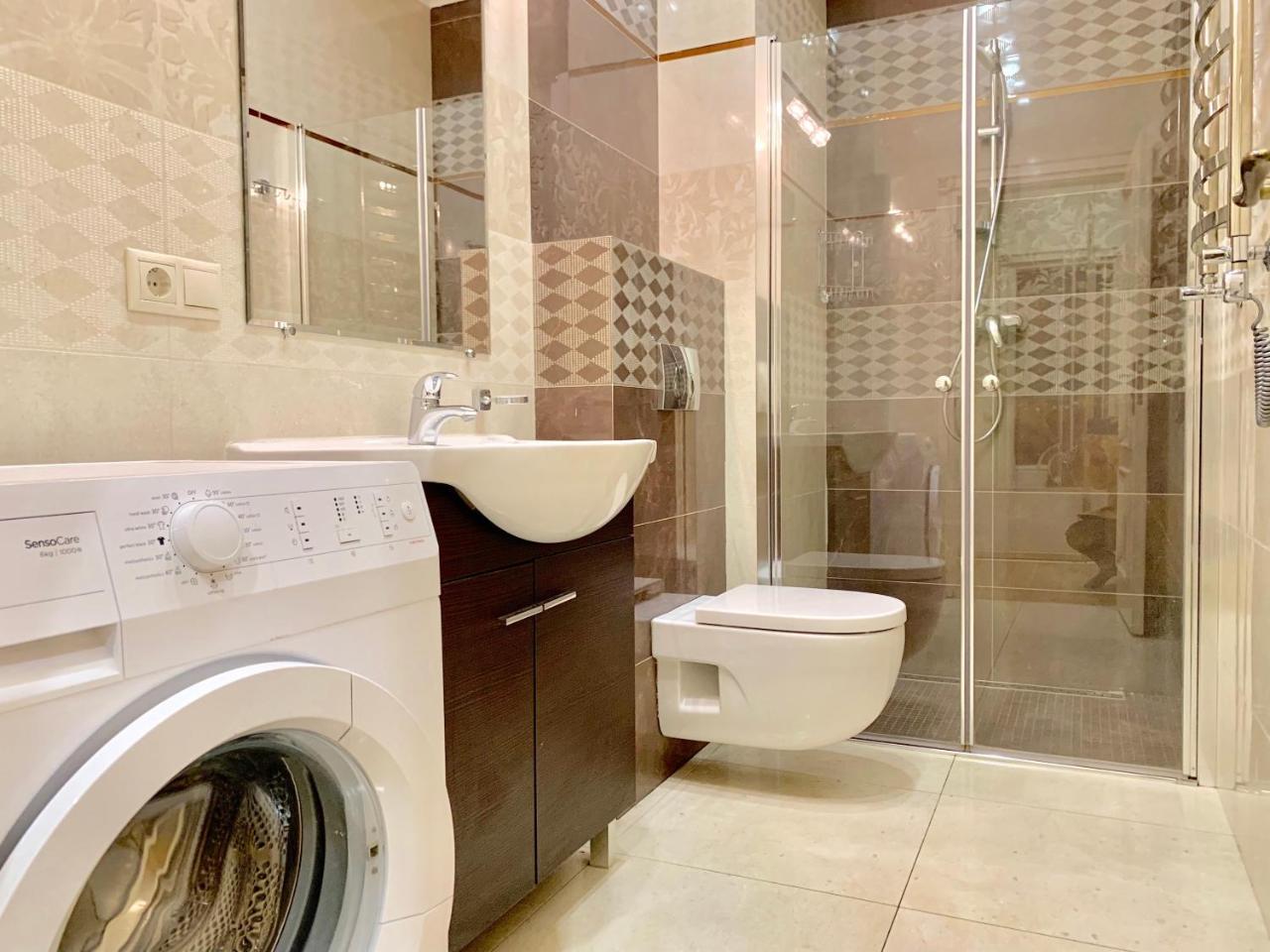 Two-Bedroom On Lesi Ukrainky ลวีฟ ภายนอก รูปภาพ