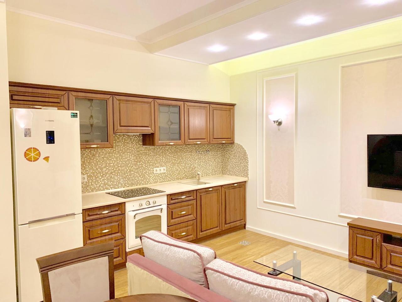 Two-Bedroom On Lesi Ukrainky ลวีฟ ภายนอก รูปภาพ