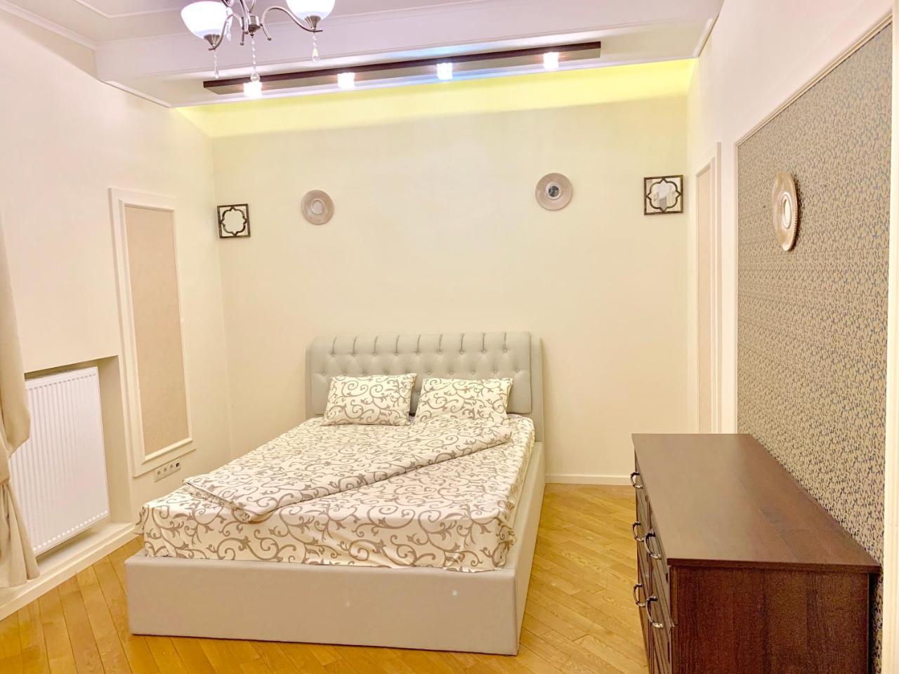 Two-Bedroom On Lesi Ukrainky ลวีฟ ภายนอก รูปภาพ