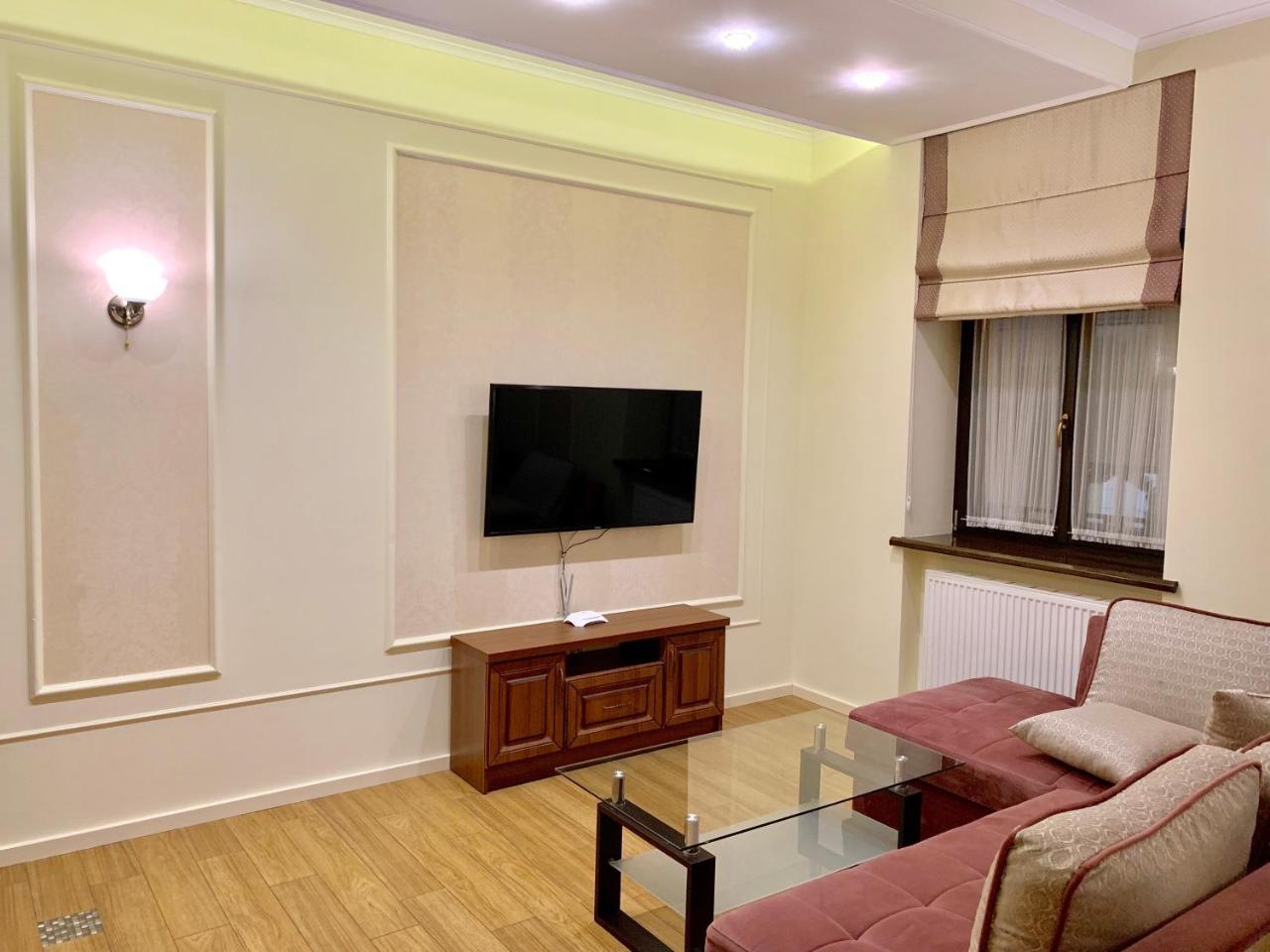 Two-Bedroom On Lesi Ukrainky ลวีฟ ภายนอก รูปภาพ