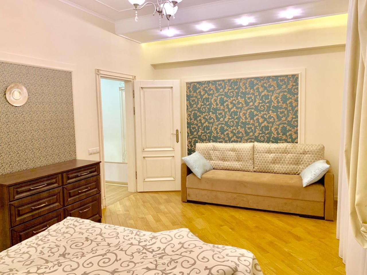 Two-Bedroom On Lesi Ukrainky ลวีฟ ภายนอก รูปภาพ