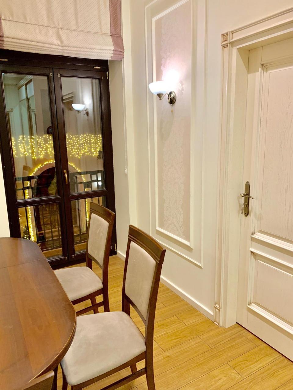 Two-Bedroom On Lesi Ukrainky ลวีฟ ภายนอก รูปภาพ
