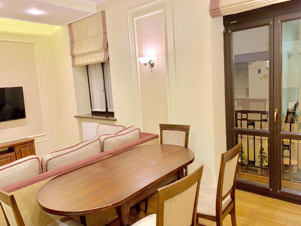 Two-Bedroom On Lesi Ukrainky ลวีฟ ภายนอก รูปภาพ